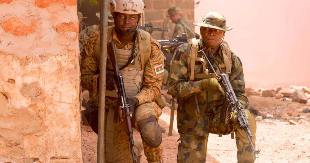 Военные Буркина-Фасо заявили, что принимают на себя управление страной