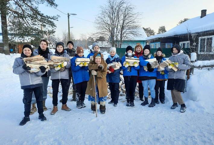 Ленинградские волонтеры помогают ветеранам наколоть дрова и убрать снег
