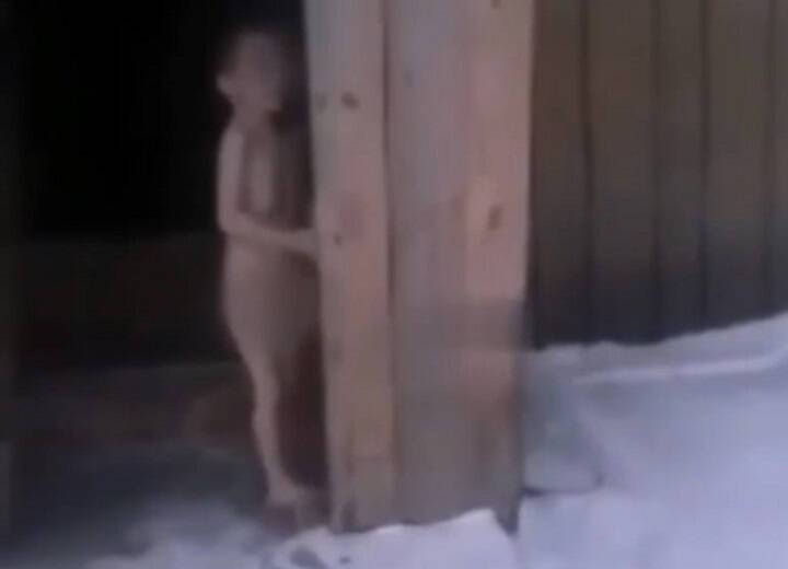 Родители на Алтае «воспитывали» 5-летнего сына и выгнали голым на 20-градусный мороз