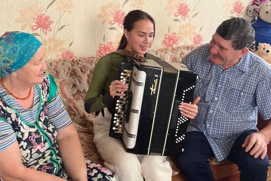 Загитова сыграла на баяне: в гостях у бабушки в Татарстане. ВИДЕО