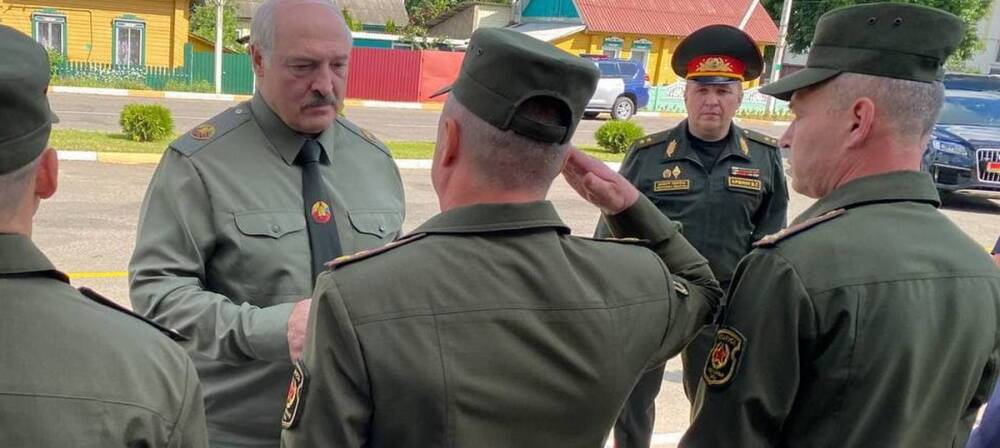 «Хотим защитить южную границу»: Лукашенко стягивает войска к...