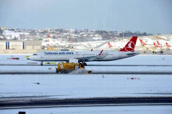 Аэропорт Стамбула впервые приостановил все рейсы из-за непогоды