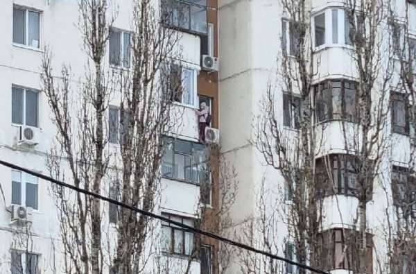 В Белгороде спасатели сняли девочку с козырька балкона на 11 этаже