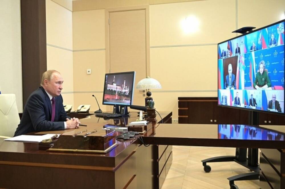 Путин дал ряд поручений по развитию в России сферы генетики