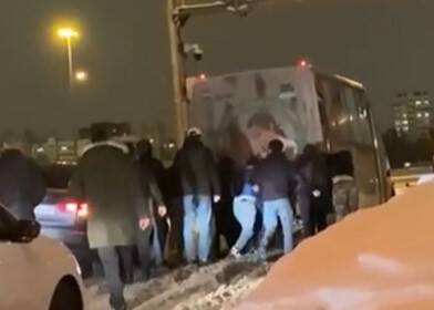 Видео: в Мурино неравнодушные помогли вытащить застрявшую посреди трассы маршрутку