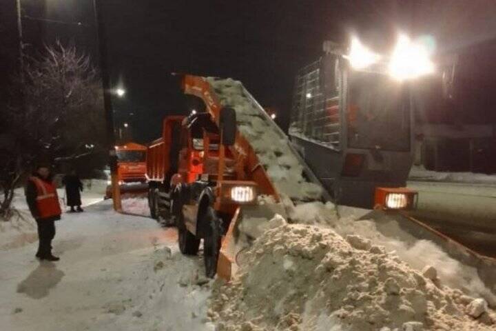 В Курске с городских улиц за сутки коммунальщики вывезли 1900 тонн снега