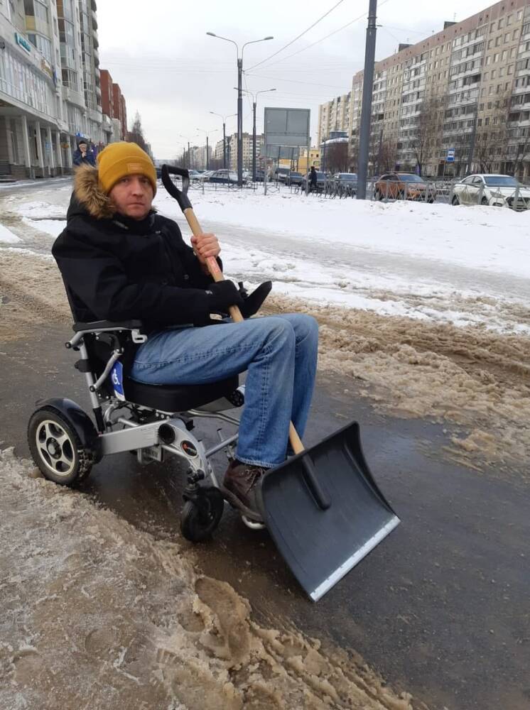 Электромопед и инвалид-колясочник: петербуржцы необычно относятся к уборке снега