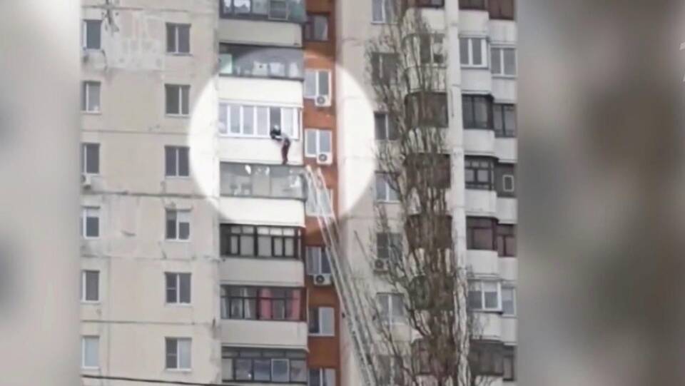 В Белгороде сотрудники МЧС спасли школьницу, которая забралась на козырек балкона на 11-м этаже