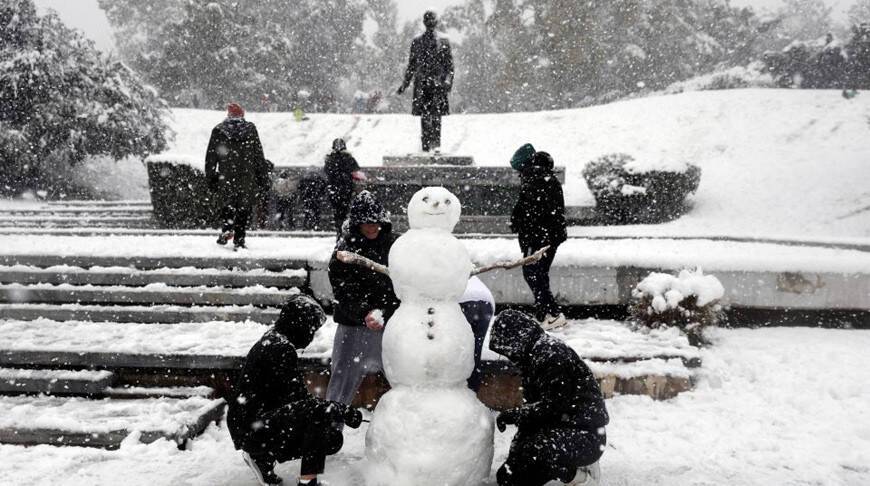 Власти Греции объявили выходной день из-за сильного снегопада
