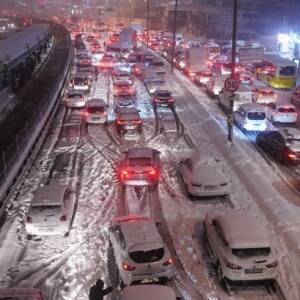 Непогода в Стамбуле парализовала работу аэропорта