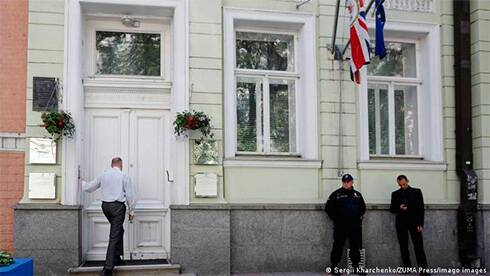 Великобритания вслед за США отзывает сотрудников посольства в Киеве