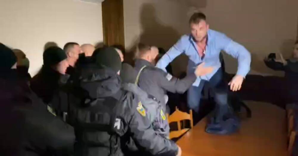 Пришел с полицейскими и громил мебель: нардеп Дмитрук дебоширил на заседании земельной комиссии в Одессе (ВИДЕО)