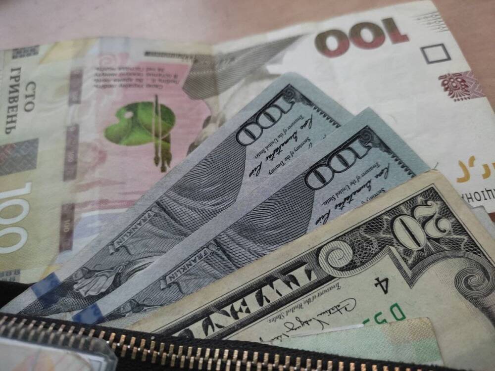 В шаге от 29 грн за доллар: в обменниках переполох — курс валют резко взлетел