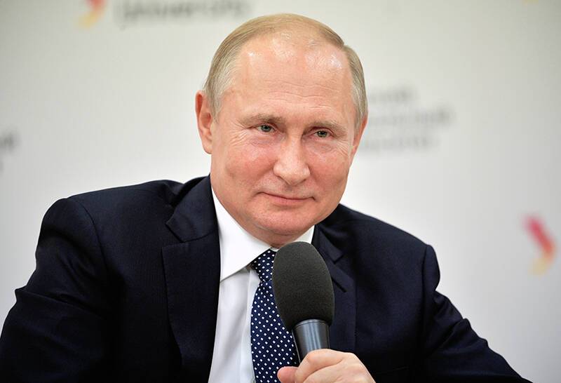 Путин поздравил российских студентов