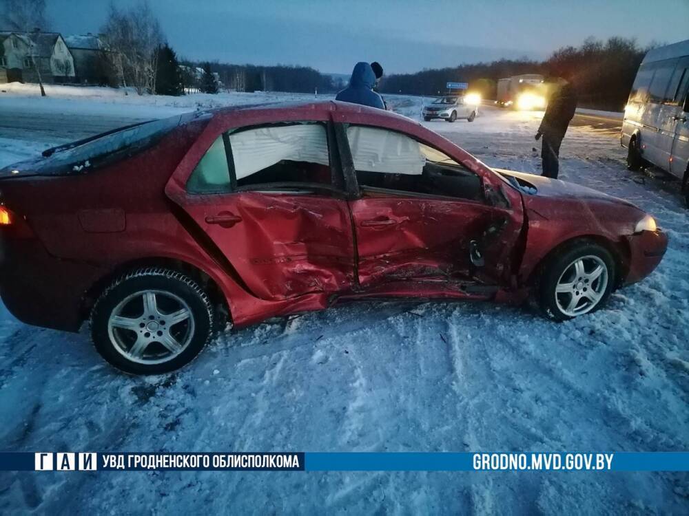 ДТП в Гродненском районе: пассажирка "Мерседеса" получила перелом носа