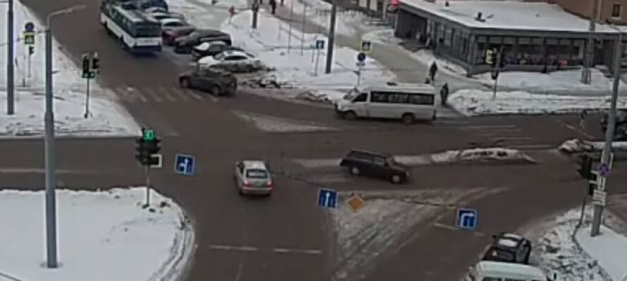 Автомобили столкнулись напротив вокзала в Петрозаводске (ВИДЕО)