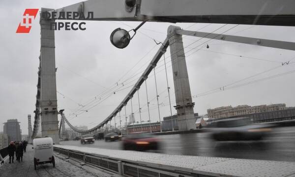 В центре Москвы неизвестный забрался на Крымский мост