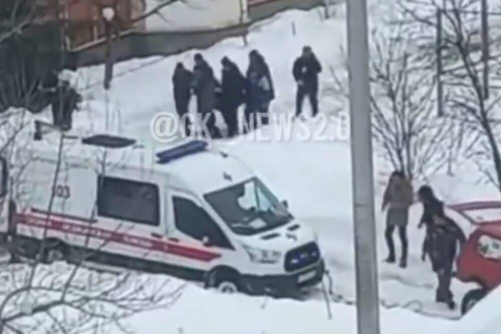 Жители Горячего Ключа помогли вызволить скорую с пациентом из снежного плена