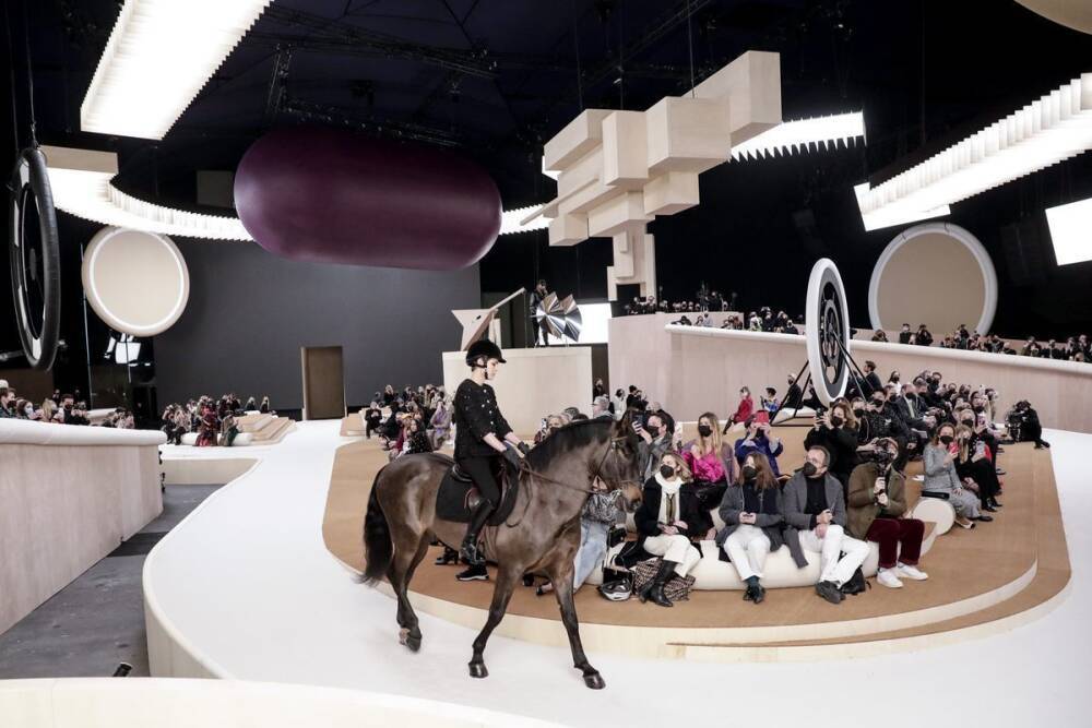 На показ Chanel в Париже выпустили лошадь