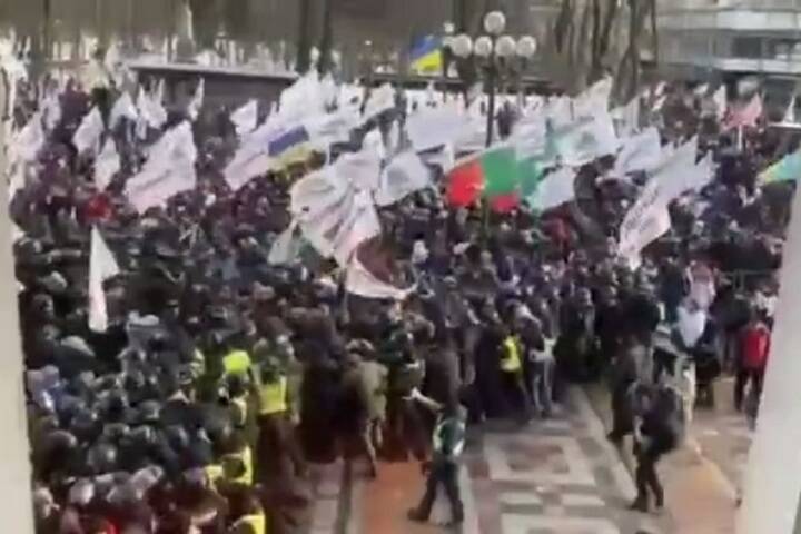 В Киеве протестующие устроили столкновения с полицией возле Верховной Рады