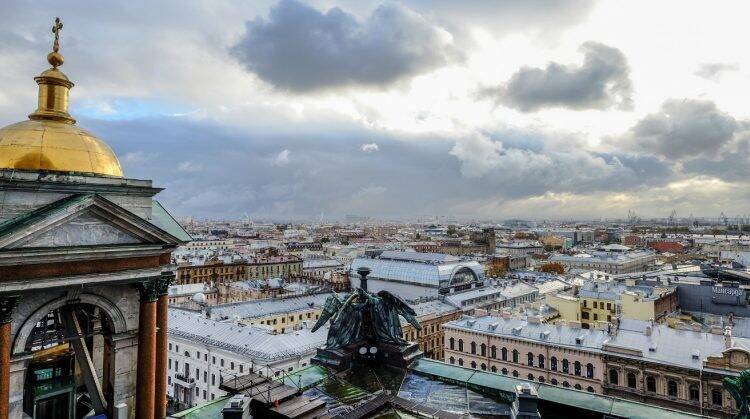 В Санкт-Петербурге введут новые антикоронавирусные ограничения