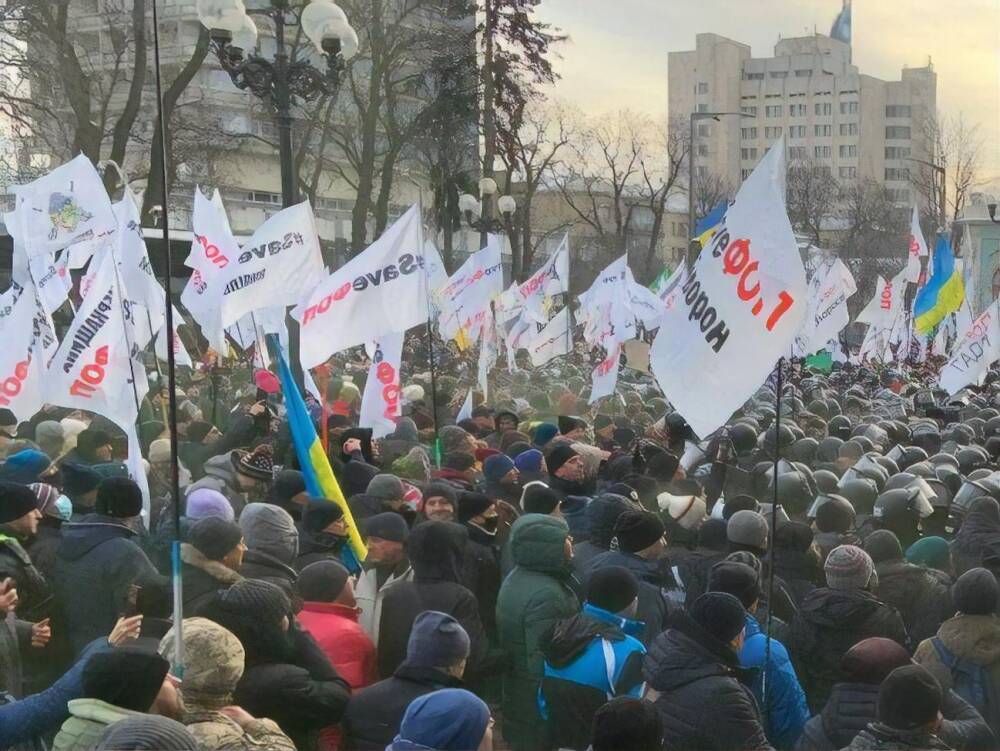 Участники акции движения "SaveФОП" прорвали ограждение возле здания Верховной Рады