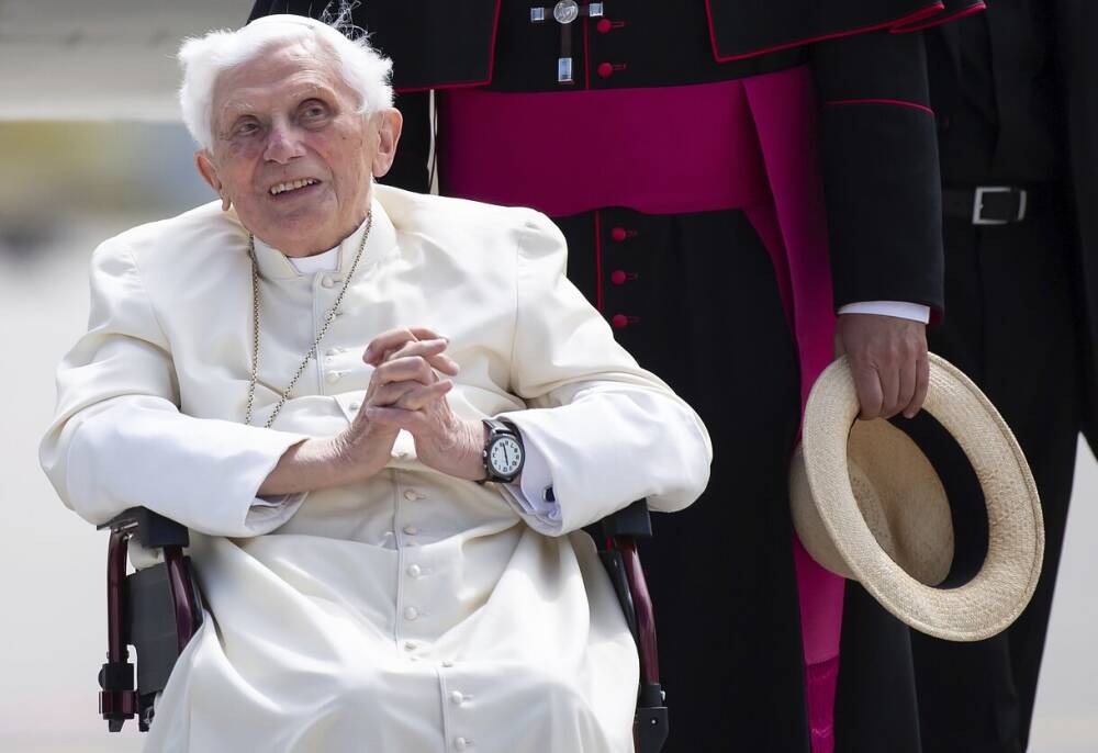 Почетный папа Бенедикт извинился за преуменьшение фактов педофилии