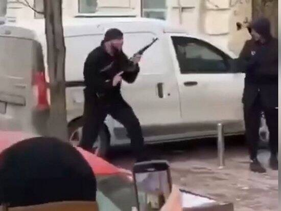 В центре Киева звучат выстрелы из автоматического оружия