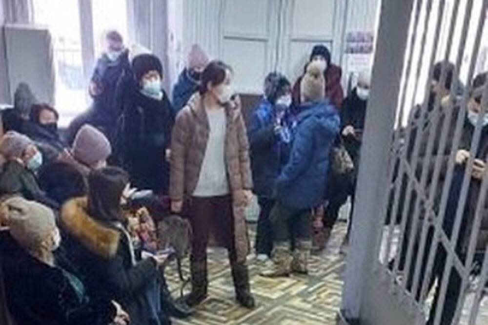 Жители Улан-Удэ боятся заразиться в очередях ковидной поликлиники