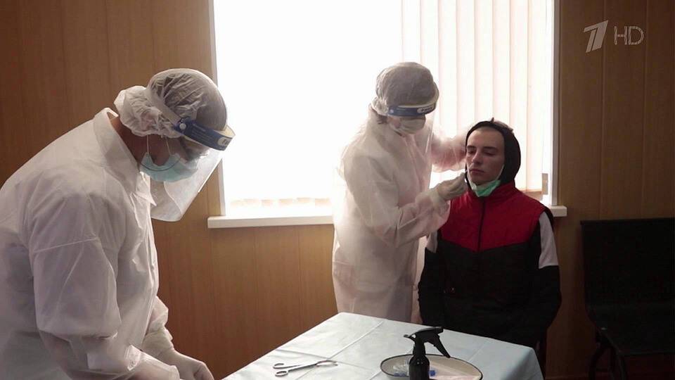 Из-за роста числа заболевших плановую медицинскую помощь в поликлиниках приостанавливают во Владимирской и Ленинградской областях