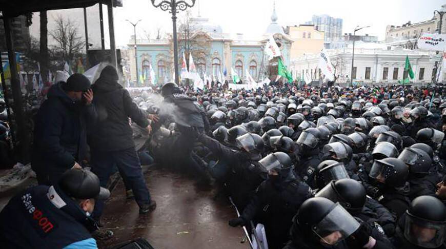 В Киеве протестующие предприниматели пытаются ворваться в здание Верховной рады