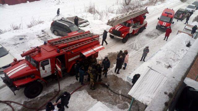 В Кузбассе 19 человек тушили пожар в многоэтажке, спасены три жильца