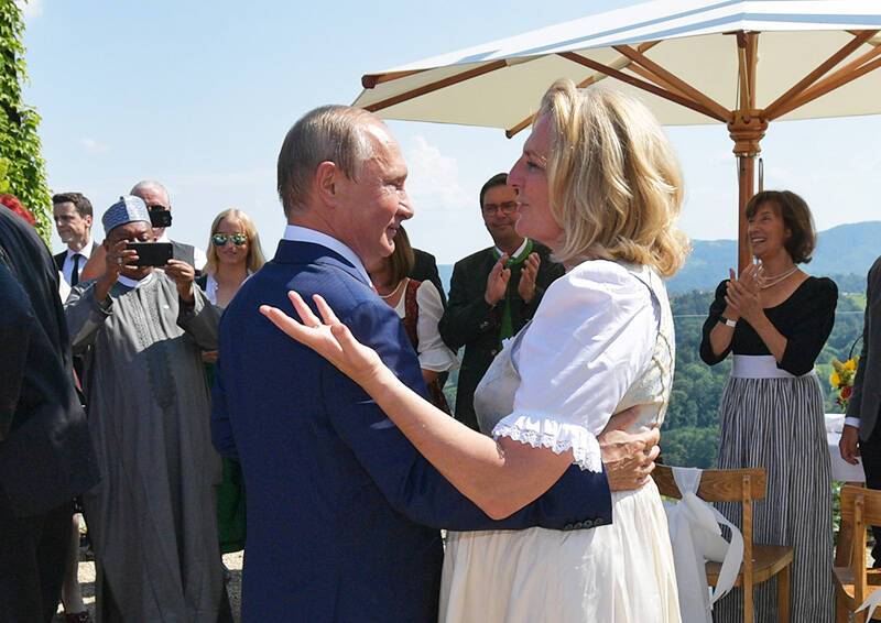 Глава МИД Австрии отказался танцевать с Путиным