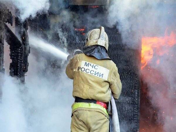 Три дежурные смены МЧС тушат серьезное возгорание в Гатчине