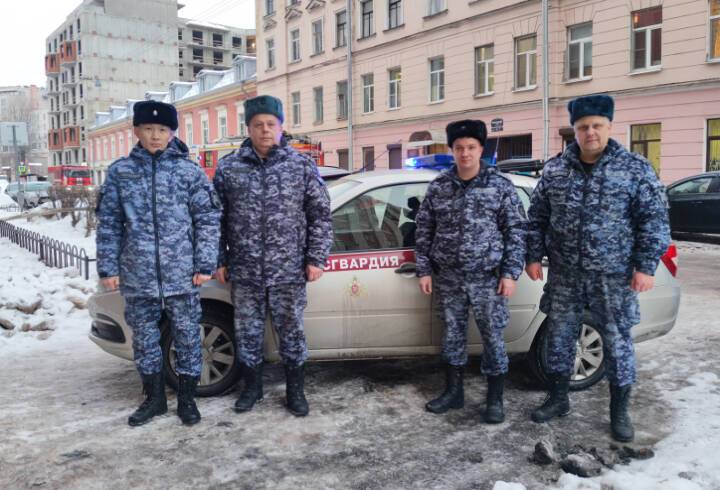 В Петербурге сотрудники Росгвардии спасли мужчину из горящей квартиры