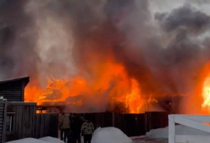 Днем в Ломоносовском районе спасатели тушили пожар на 1000 "квадратах"