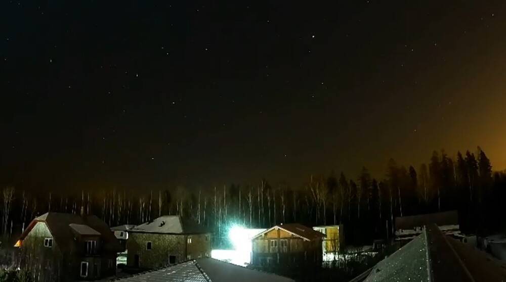 Жителю Соснового Бора повезло наблюдать северное сияние прямо с крыши своего дома