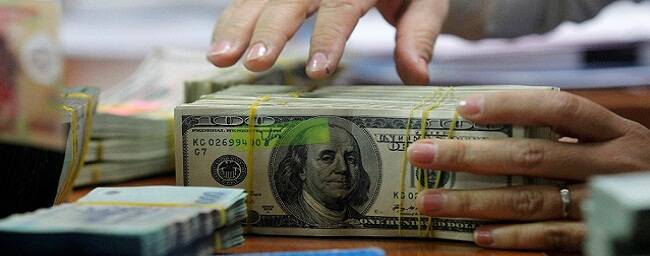 Курс доллара впервые вырос до 80 рублей с ноября 2020 года
