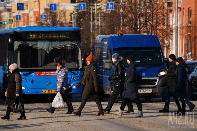 Кемеровчан возмутил водитель, который ел за рулём автобуса