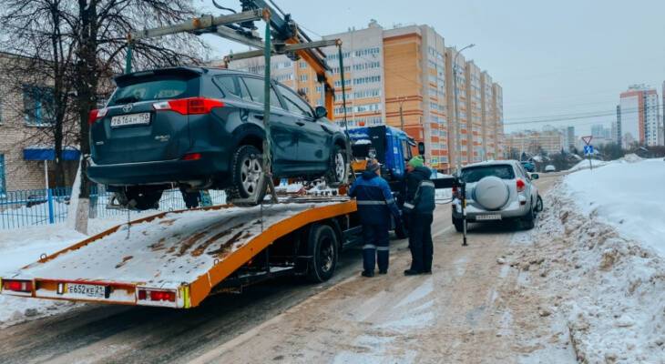 В Чебоксарах ищут припаркованные в запрещенных местах автомобили и забирают на спецстоянку: какие штрафы грозят нарушителям