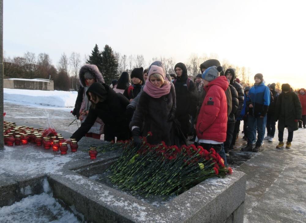 В Петербурге отменили остановку транспорта рядом с кладбищем, куда приедет Путин