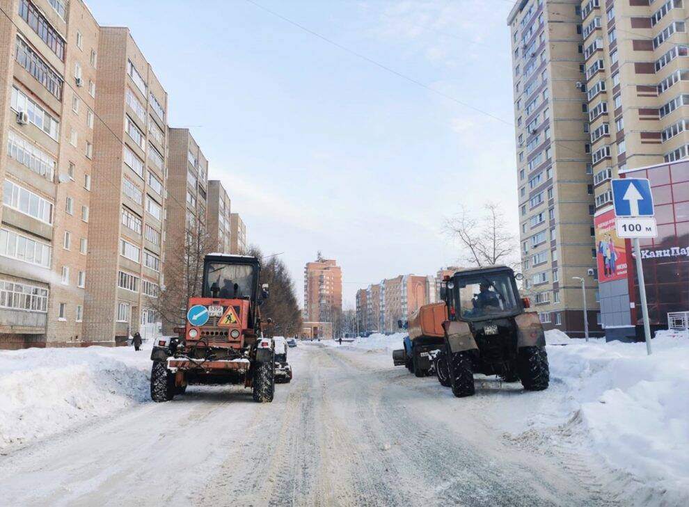 Глава Глазова рассказал, почему не вывозят снег со дворов