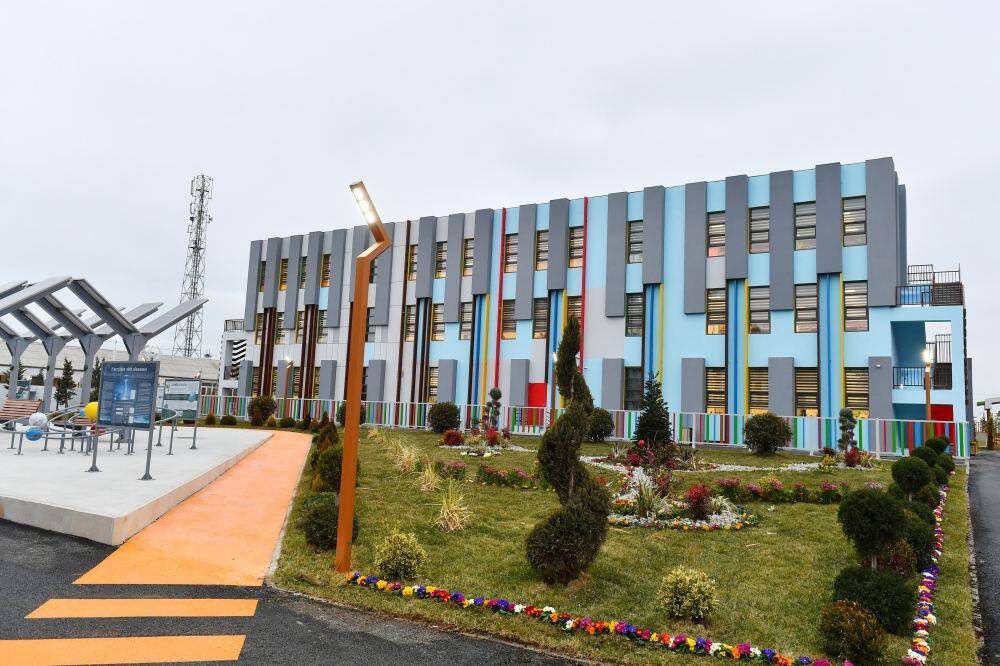 Президент Ильхам Алиев и Первая леди Мехрибан Алиева приняли участие в открытии нового Учебно-сервисного комплекса в поселке Бина (ФОТО)