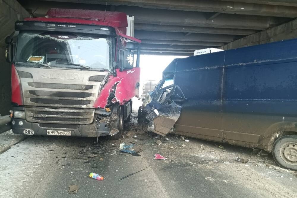 Из-за ДТП с фурой перекрыто движение под мостом на Михайловском шоссе в Рязани