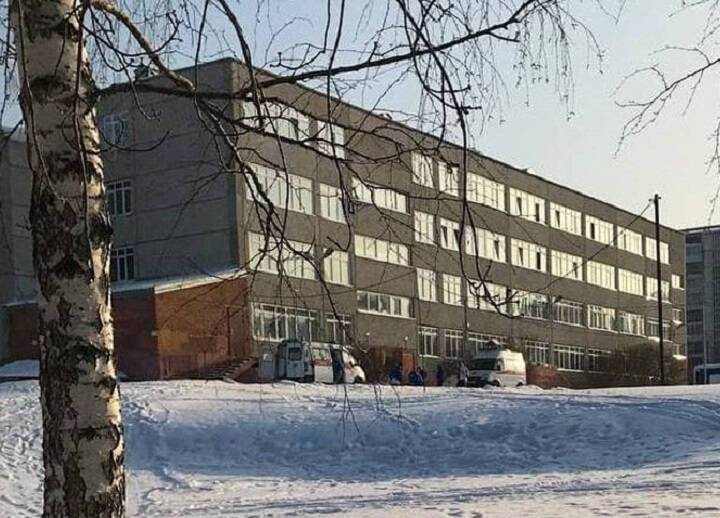 Из окна четвертого этажа школы в Томске выпал 14-летний восьмиклассник