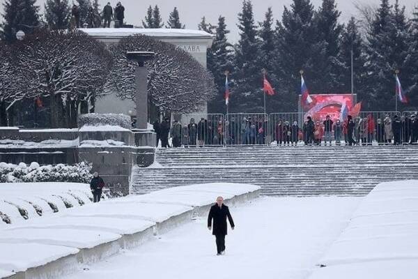 Старикам пришлось из-за забора смотреть, как Путин возлагает цветы на Пискаревском кладбище