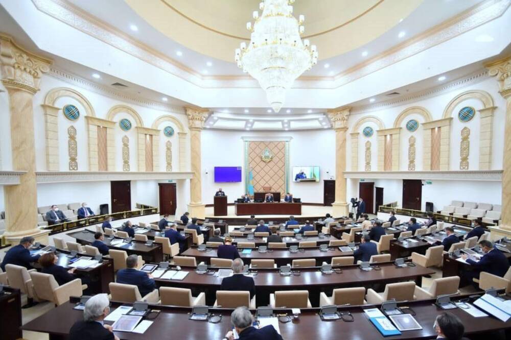 Парламент Казахстана лишил экс-президента Назарбаева большинства полномочий