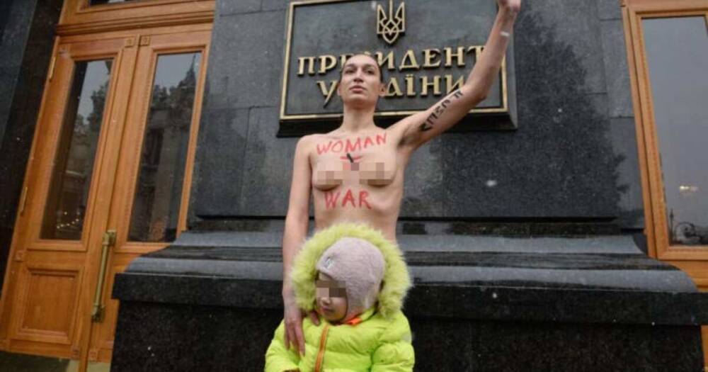 Активистка Femen с ребенком оголила грудь у офиса Зеленского