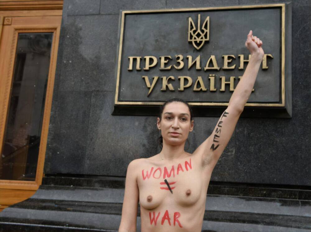 В Киеве активистка Femen обнажила грудь, требуя отмены воинского учета для женщин