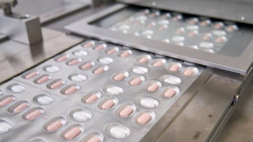 В Европе одобрили использование таблеток от коронавируса: как они работают, и кому их будут назначать